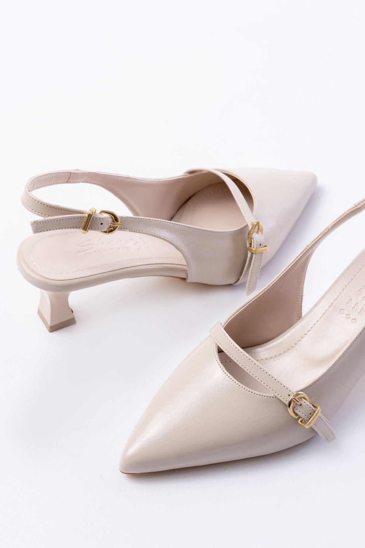 Ayakkabı Aşkı Bej Rugan Baret Tokalı Arkası Açık Günlük Kadın Sandalet - Ayakkabı Aşkı