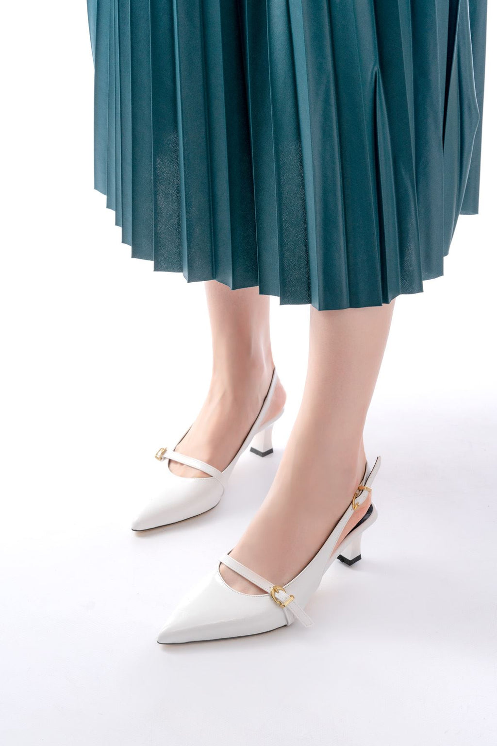 Ayakkabı Aşkı Beyaz Rugan Baret Tokalı Arkası Açık Günlük Kadın Sandalet - Ayakkabı Aşkı