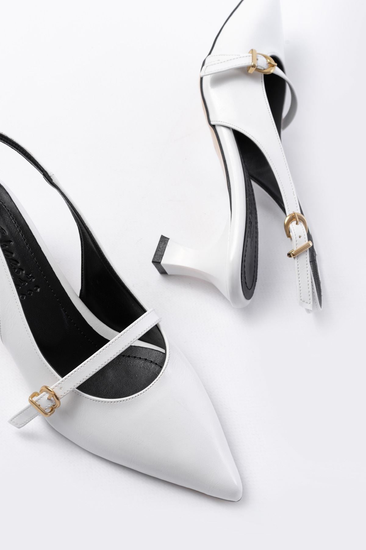 Ayakkabı Aşkı Beyaz Rugan Baret Tokalı Arkası Açık Günlük Kadın Sandalet - Ayakkabı Aşkı