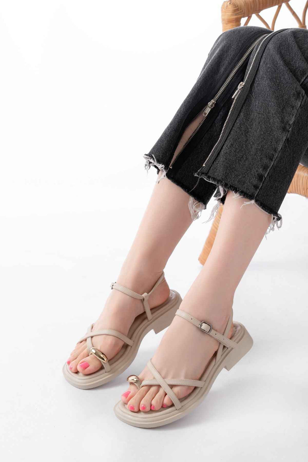 Ayakkabı Aşkı S-101 Bej Parmak Arası Taş Detaylı Günlük Kadın Sandalet