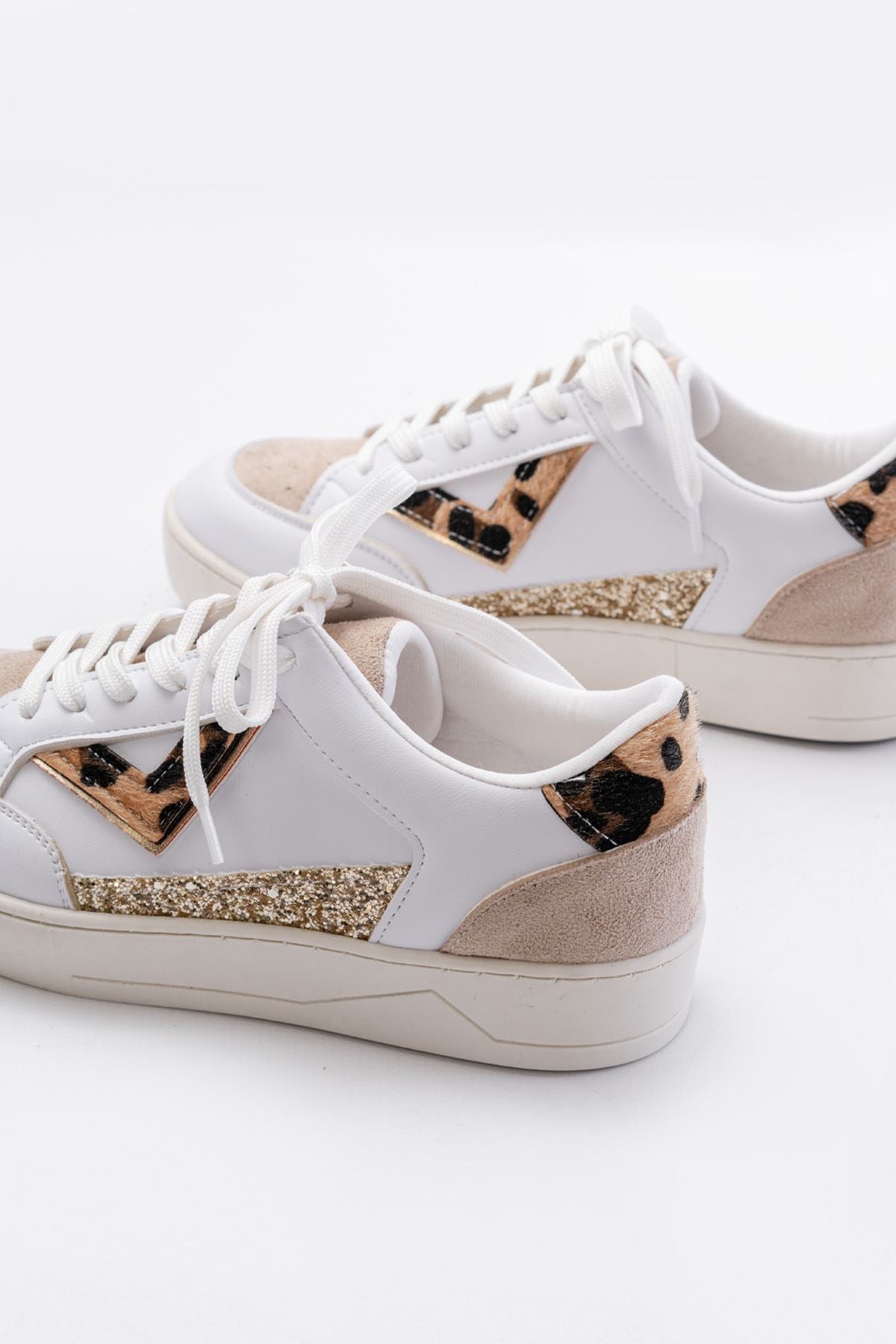 Ayakkabı Aşkı Beyaz Leopar Desenli Bağcıklı Kadın Spor Ayakkabı - Ayakkabı Aşkı