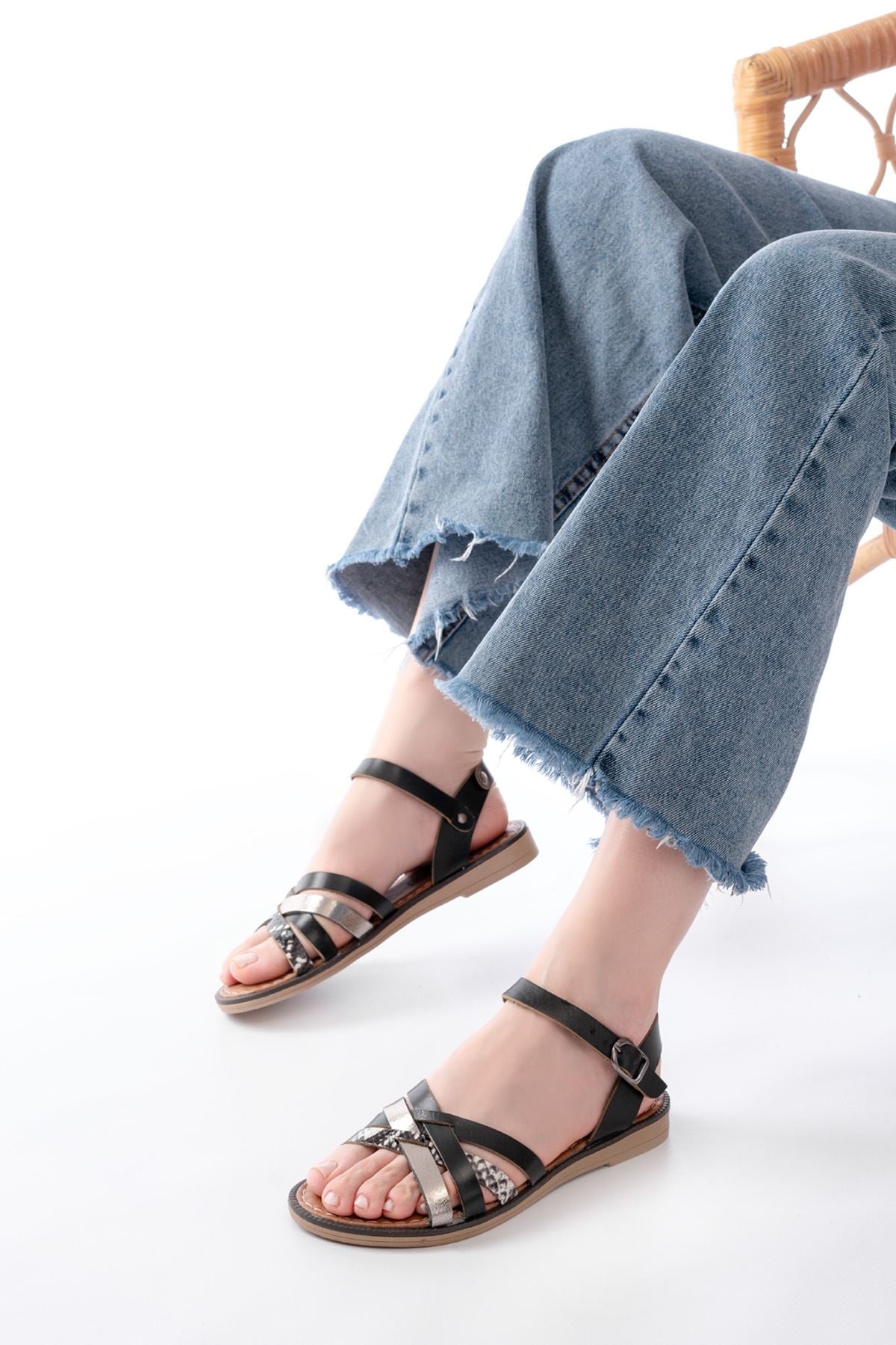 Ayakkabı Aşkı Siyah Garni Hakiki Deri Ortopedik Taban Kadın Sandalet