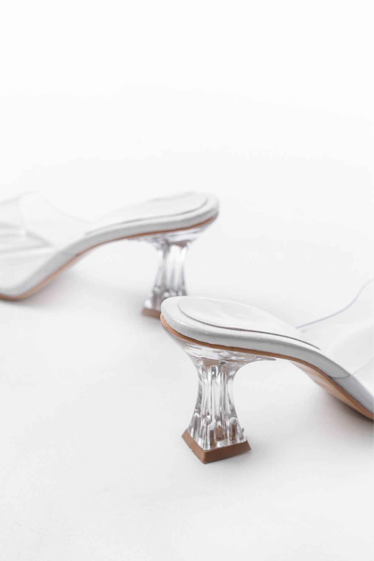 Ayakkabı Aşkı S-619 Beyaz Rugan Şeffaf Bantlı Şeffaf Topuklu Yuvarlak Burunlu Kadın Terlik