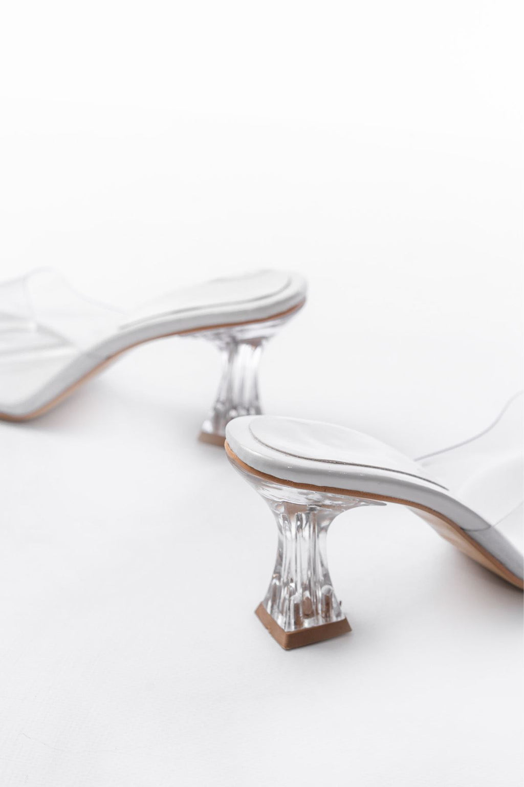 Ayakkabı Aşkı Beyaz Rugan Şeffaf Bantlı Şeffaf Topuklu Yuvarlak Burunlu Kadın Terlik - Ayakkabı Aşkı