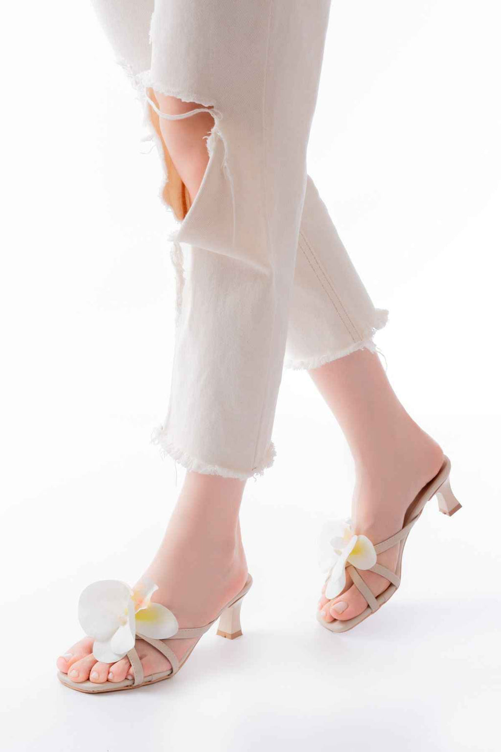 Ayakkabı Aşkı S-622 Bej Orkide Detaylı Ince Topuklu Kadın Terlik