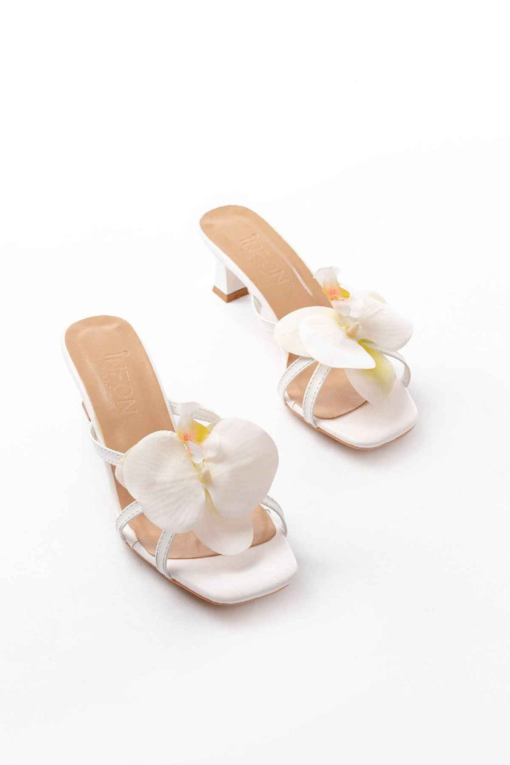 Ayakkabı Aşkı S-622 Beyaz Orkide Detaylı Ince Topuklu Kadın Terlik