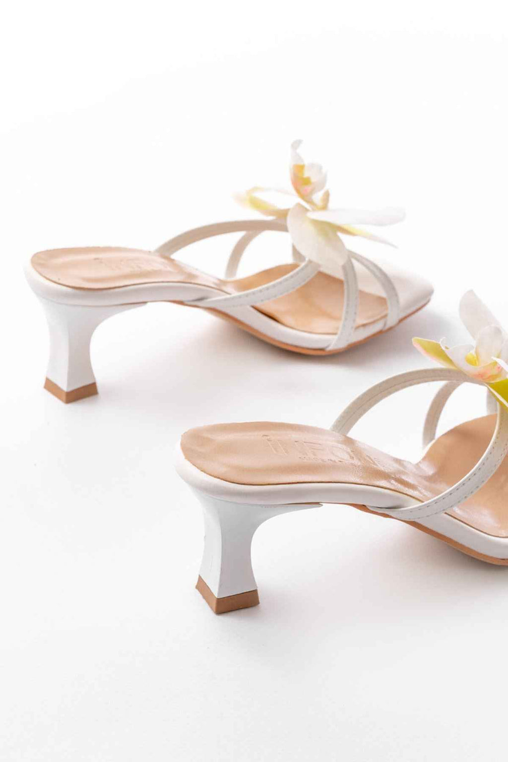 Ayakkabı Aşkı S-622 Beyaz Orkide Detaylı Ince Topuklu Kadın Terlik