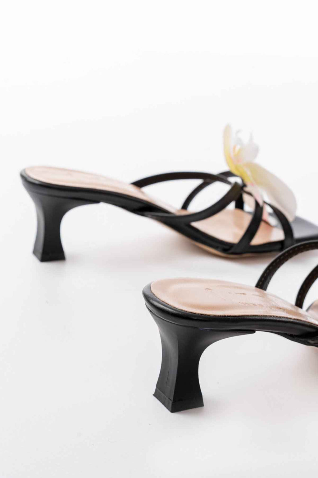 Ayakkabı Aşkı S-622 Siyah Orkide Detaylı Ince Topuklu Kadın Terlik
