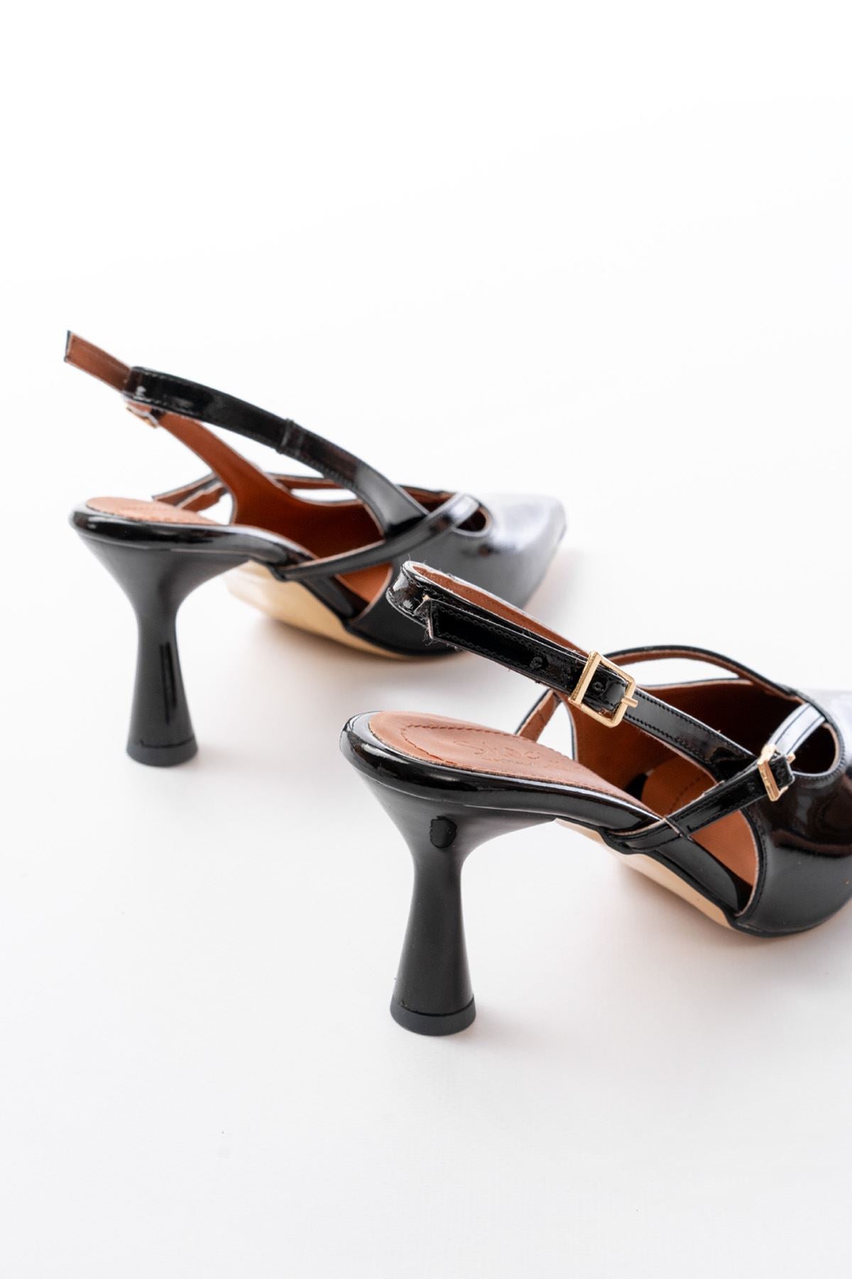 4962 Siyah Rugan Sivri Burun Tokalı Yuvarlak Topuk Kadın Sandalet - Siyah Rugan