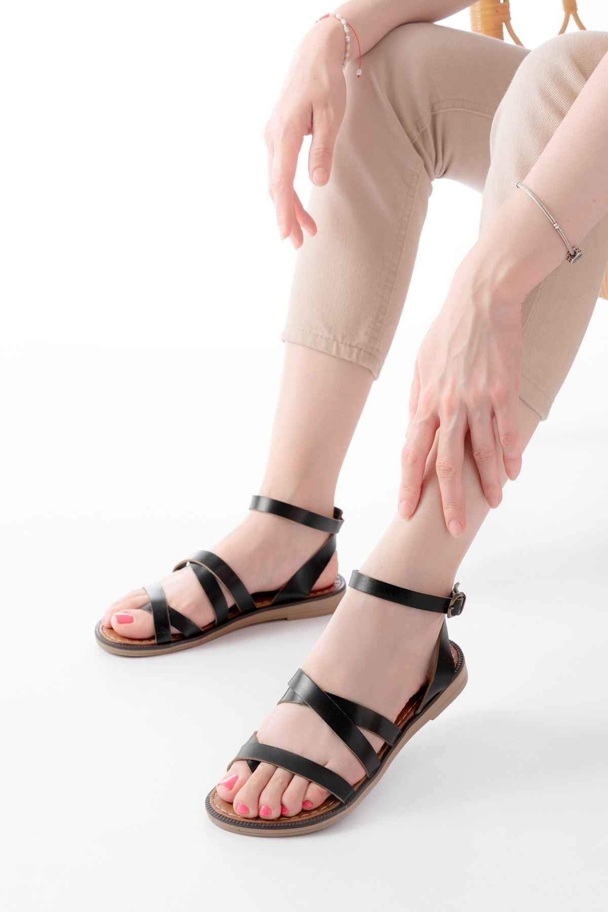 Ayakkabı Aşkı 205-209 Siyah Hakiki Deri Tokalı Parmak Arası Kadın Sandalet