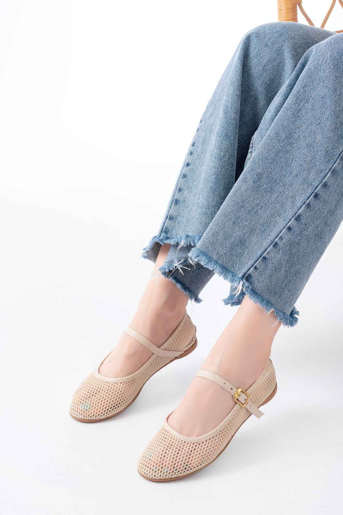 Ayakkabı Aşkı 6325 Bej Fileli Baret Toka Detaylı Günlük Kadın Babet