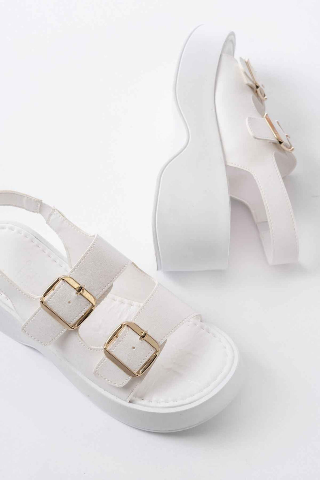 Ayakkabı Aşkı 24414-572 Beyaz Tokalı  Günlük Dolgu Topuk Kadın Sandalet