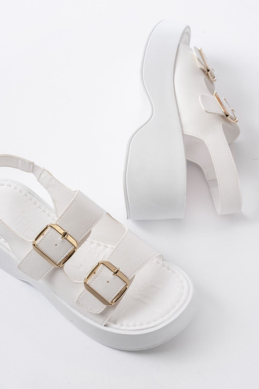 Ayakkabı Aşkı Beyaz Tokalı Günlük Dolgu Topuk Kadın Sandalet - Ayakkabı Aşkı