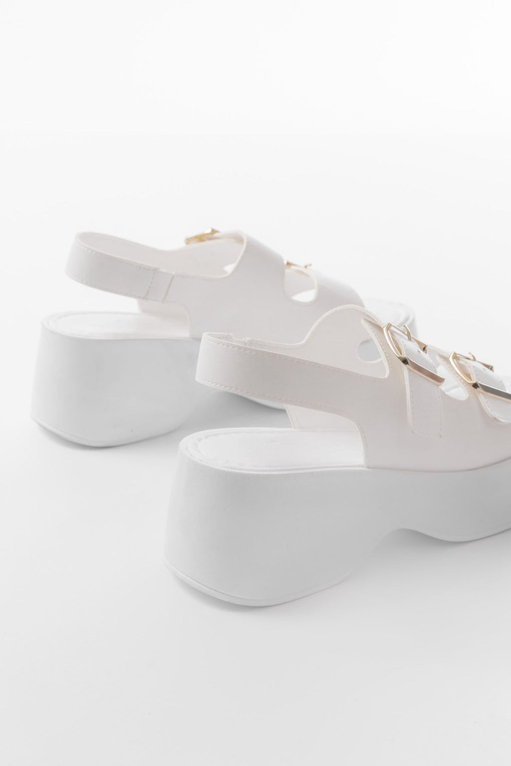 Ayakkabı Aşkı Beyaz Tokalı Günlük Dolgu Topuk Kadın Sandalet - Ayakkabı Aşkı