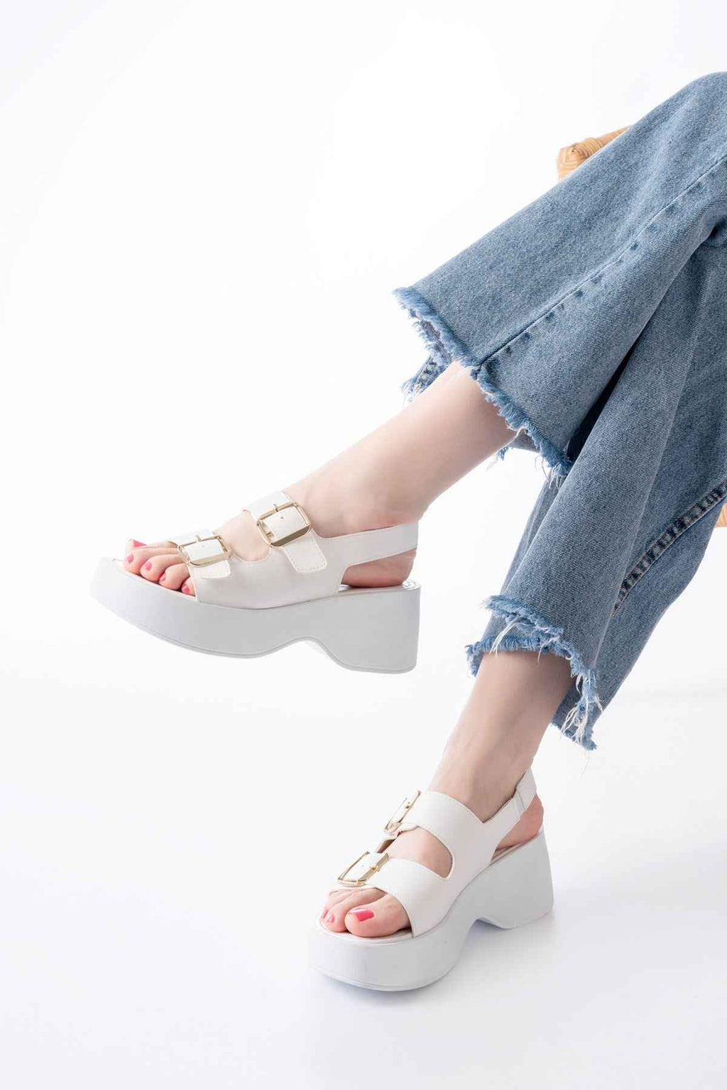 Ayakkabı Aşkı 24414-572 Beyaz Tokalı  Günlük Dolgu Topuk Kadın Sandalet