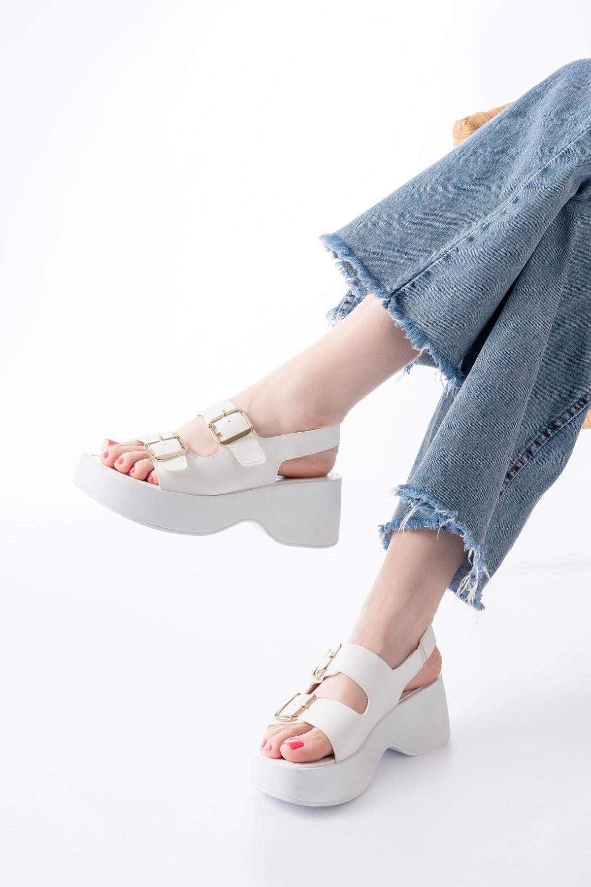 Ayakkabı Aşkı Beyaz Tokalı Günlük Dolgu Topuk Kadın Sandalet