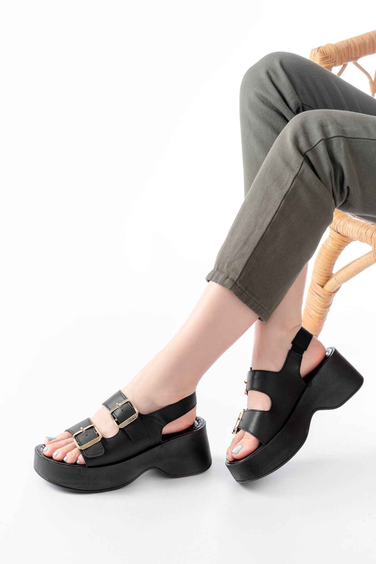 Ayakkabı Aşkı 24414-572 Siyah Tokalı  Günlük Dolgu Topuk Kadın Sandalet