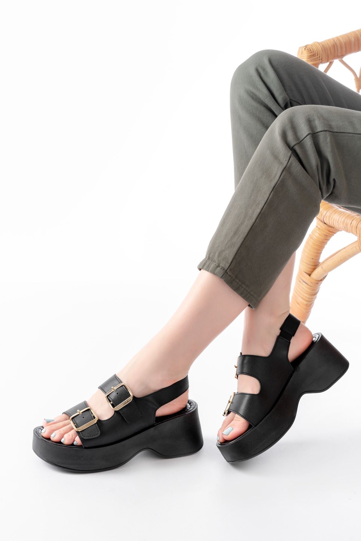 24414-572 Siyah Tokalı  Günlük Dolgu Topuk Kadın Sandalet - Siyah