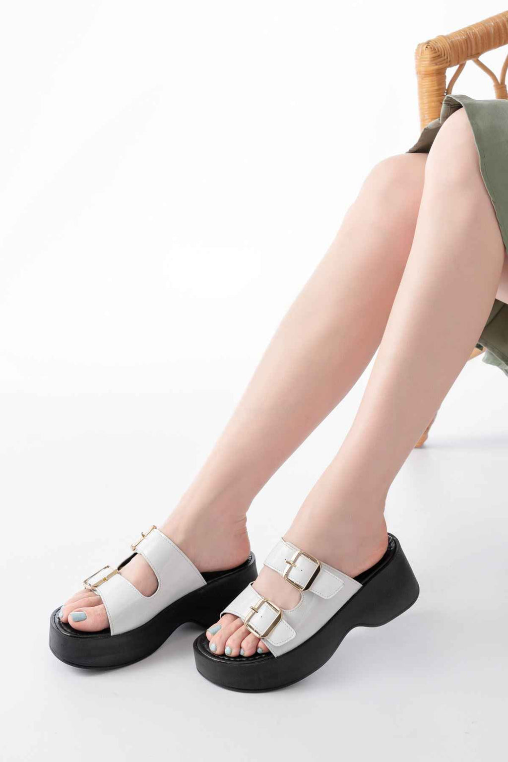 Ayakkabı Aşkı 24414-574 Beyaz Rugan Günlük Tokalı Dolgu Topuk Kadın Terlik