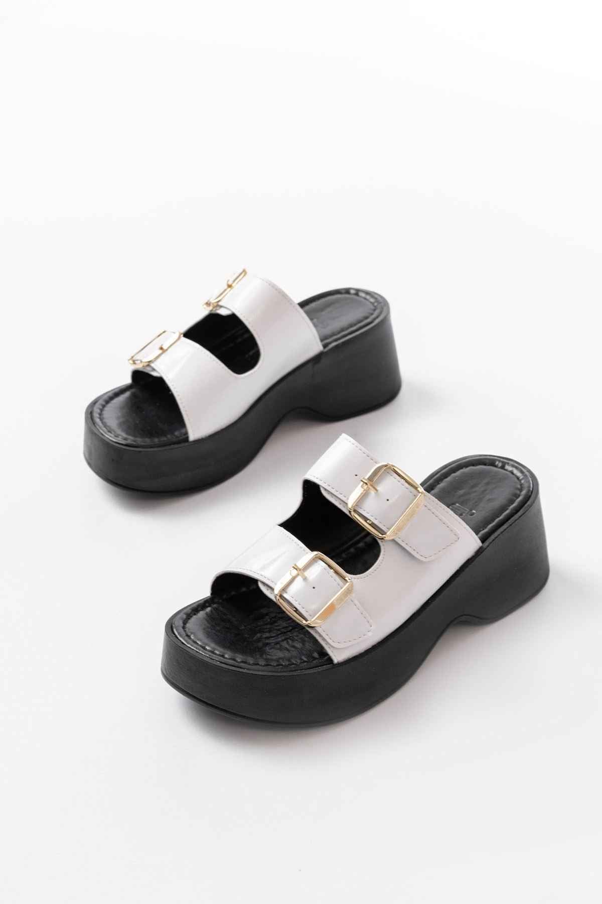 Ayakkabı Aşkı 24414-574 Beyaz Rugan Günlük Tokalı Dolgu Topuk Kadın Terlik