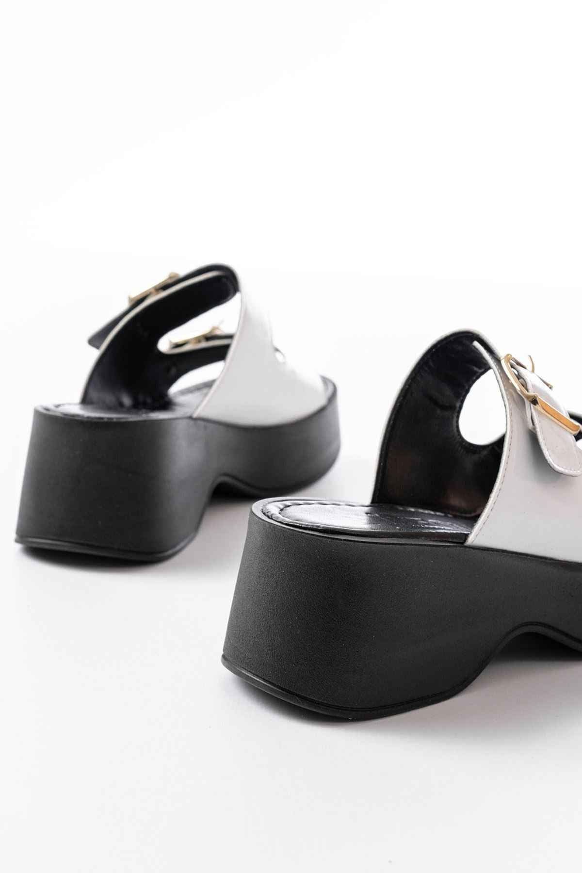 Ayakkabı Aşkı 24414-574 Beyaz Rugan Günlük Tokalı Dolgu Topuk Kadın Terlik