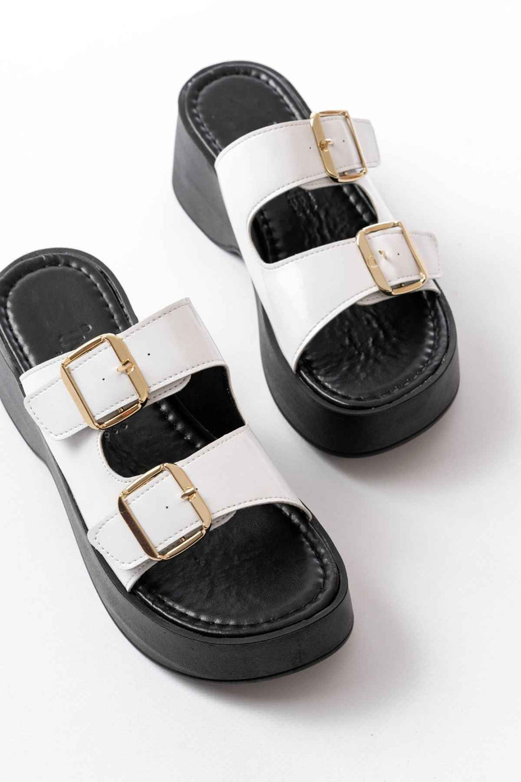 Ayakkabı Aşkı 24414-574 Beyaz Rugan Günlük Tokalı Dolgu Topuk Kadın Terlik