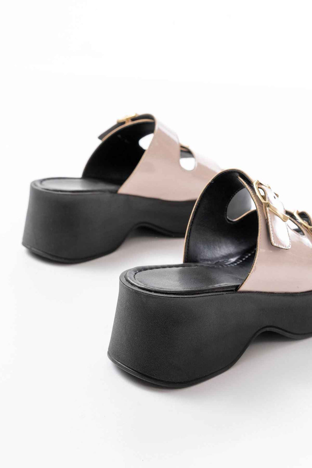 Ayakkabı Aşkı 24414-574 Bej Rugan Tokalı Dolgu Topuk Kadın Terlik