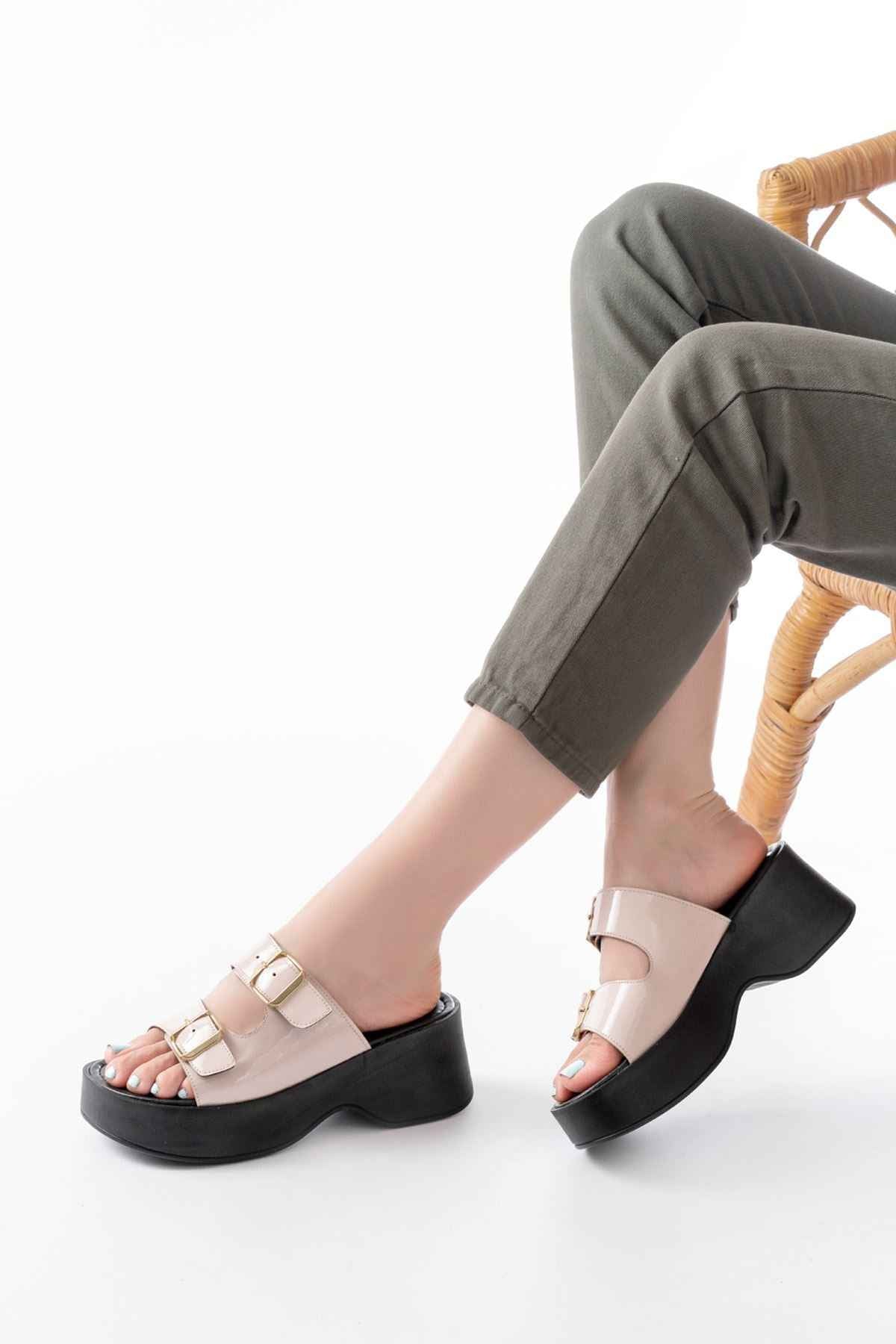 Ayakkabı Aşkı 24414-574 Bej Rugan Tokalı Dolgu Topuk Kadın Terlik