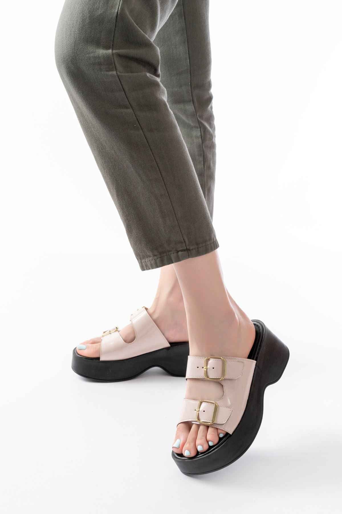 Ayakkabı Aşkı 24414-574 Bej Rugan Tokalı Dolgu Topuk Kadın Terlik