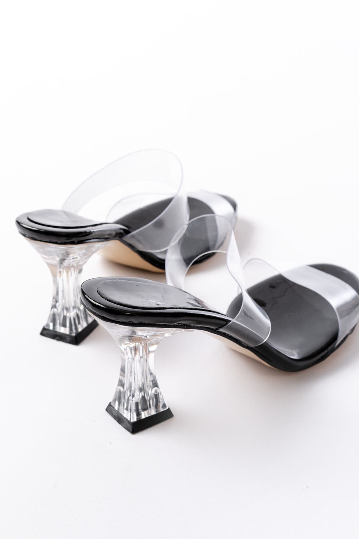 Ayakkabı Aşkı Siyah Rugan Çift Bantlı Topuklu Kadın Terlik