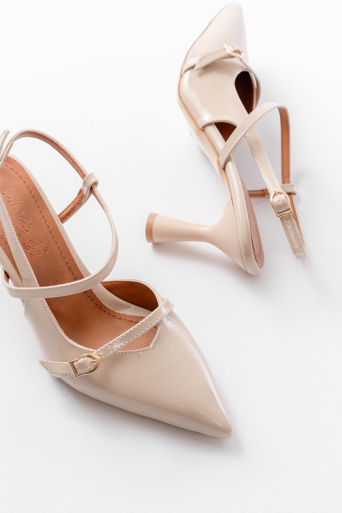 Ayakkabı Aşkı Bej Rugan Toka Detaylı Sivri Burun Kadın Ayakkabı - Ayakkabı Aşkı