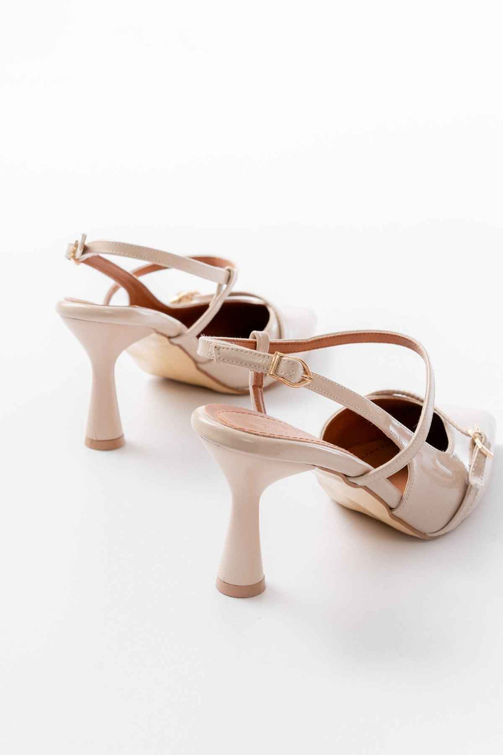 Ayakkabı Aşkı K-6722 Bej Rugan Toka Detaylı Sivri Burun Kadın Ayakkabı