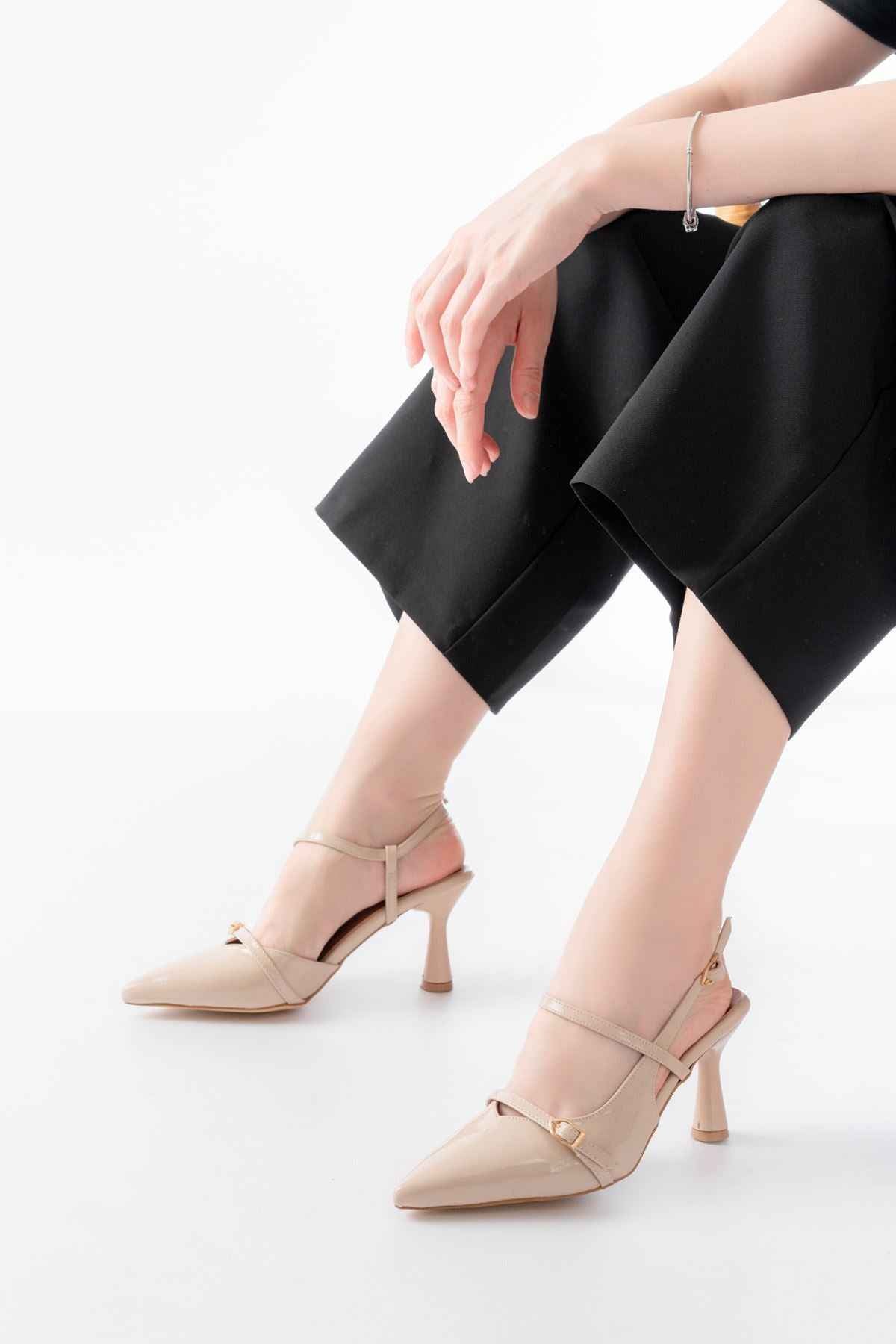 Ayakkabı Aşkı K-6722 Bej Rugan Toka Detaylı Sivri Burun Kadın Ayakkabı