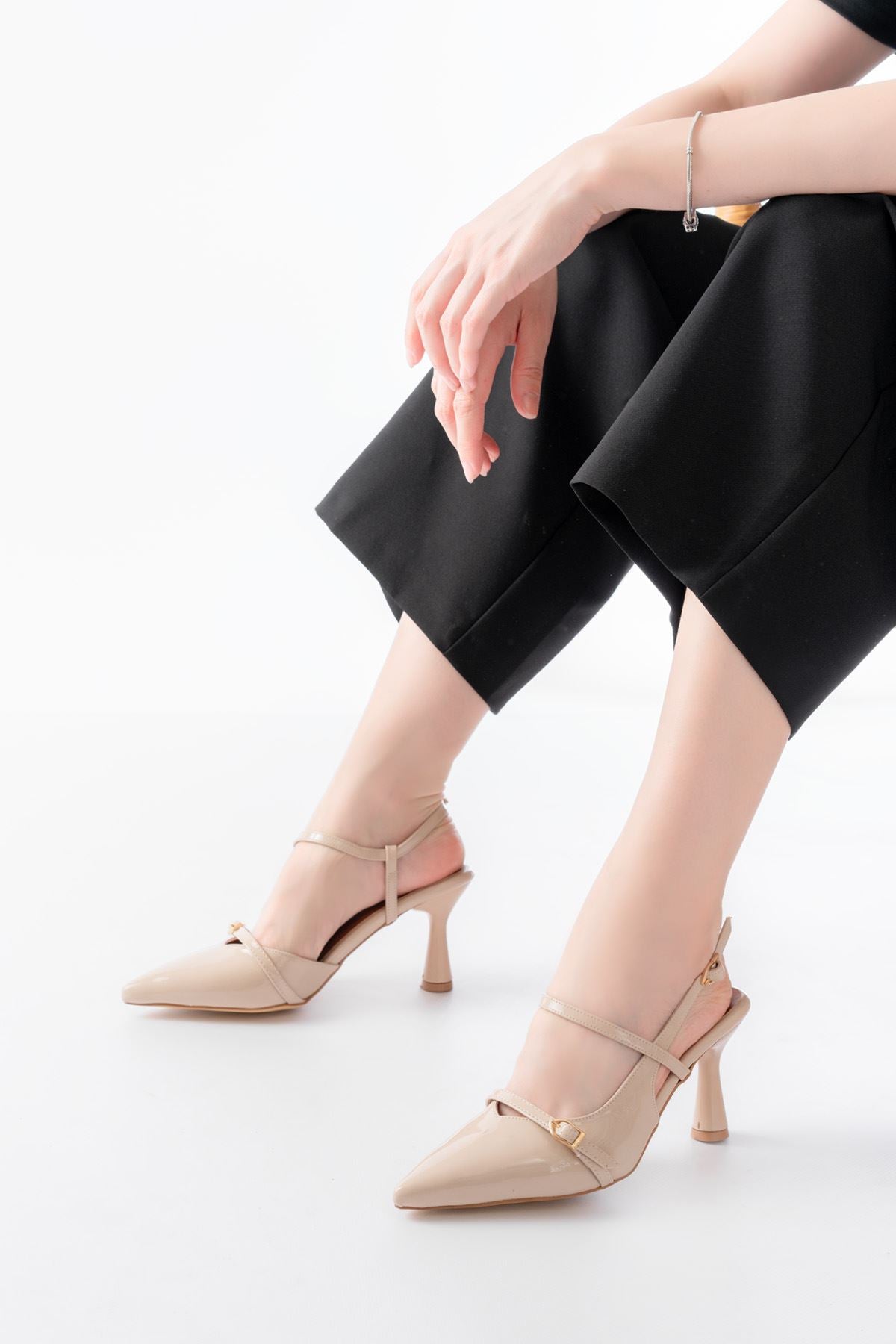 Ayakkabı Aşkı Bej Rugan Toka Detaylı Sivri Burun Kadın Ayakkabı - Ayakkabı Aşkı