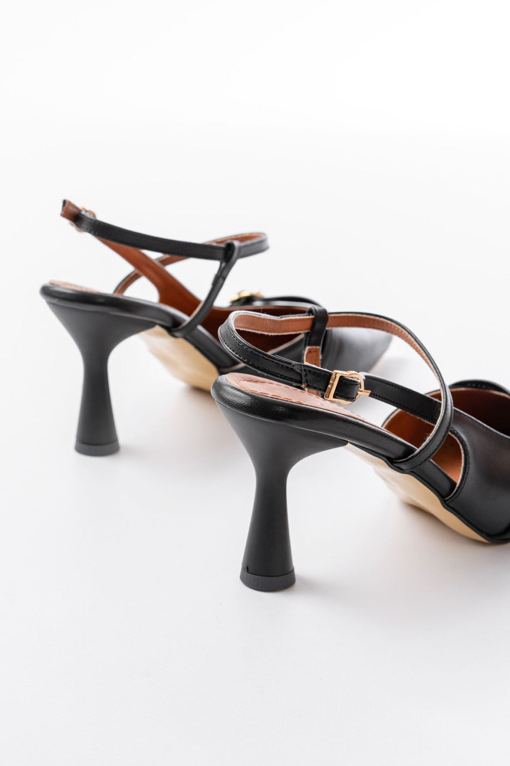 Ayakkabı Aşkı Siyah Cilt Toka Detaylı Sivri Burun Kadın Ayakkabı