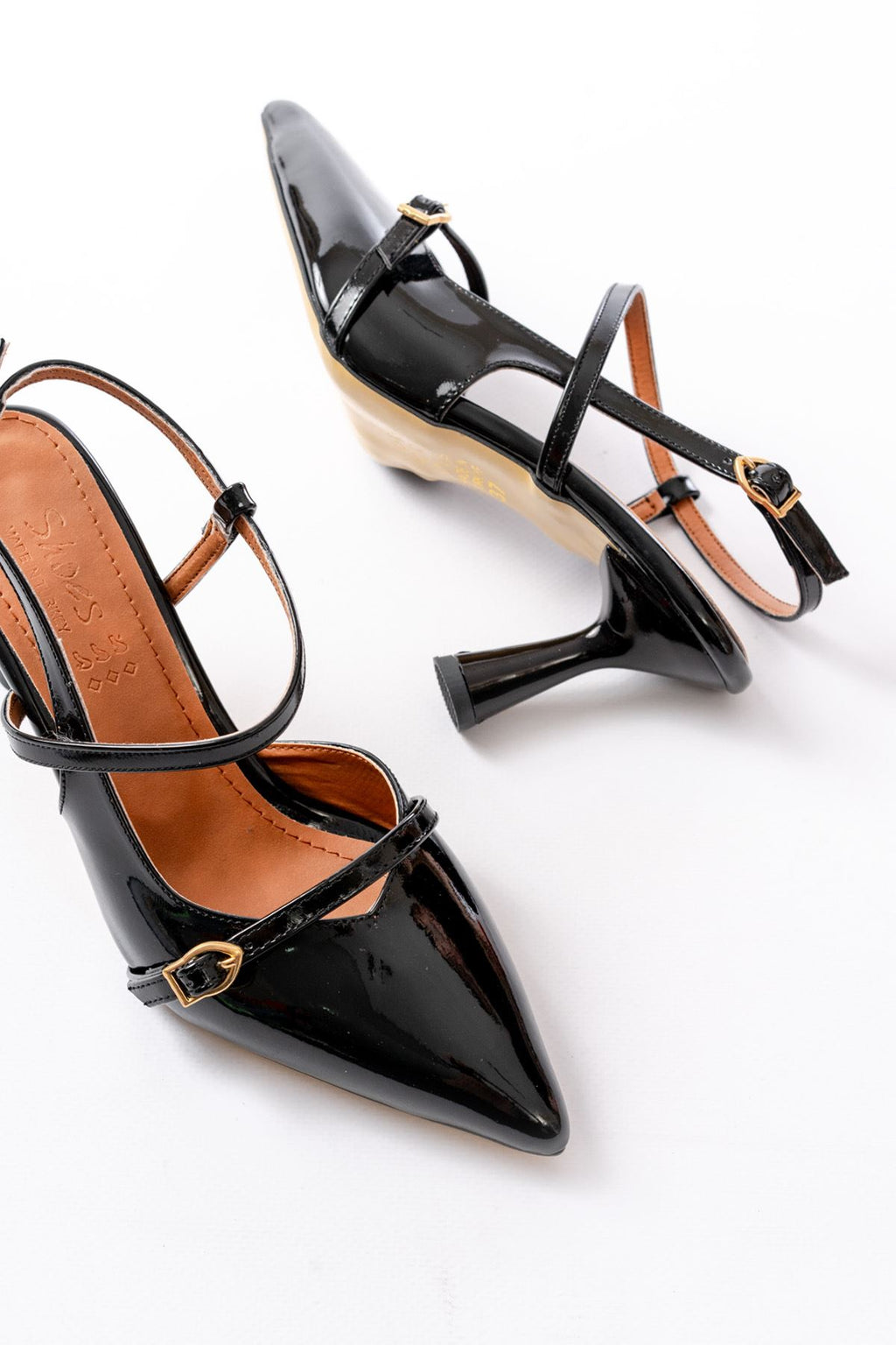 Ayakkabı Aşkı Siyah Rugan Toka Detaylı Sivri Burun Kadın Ayakkabı