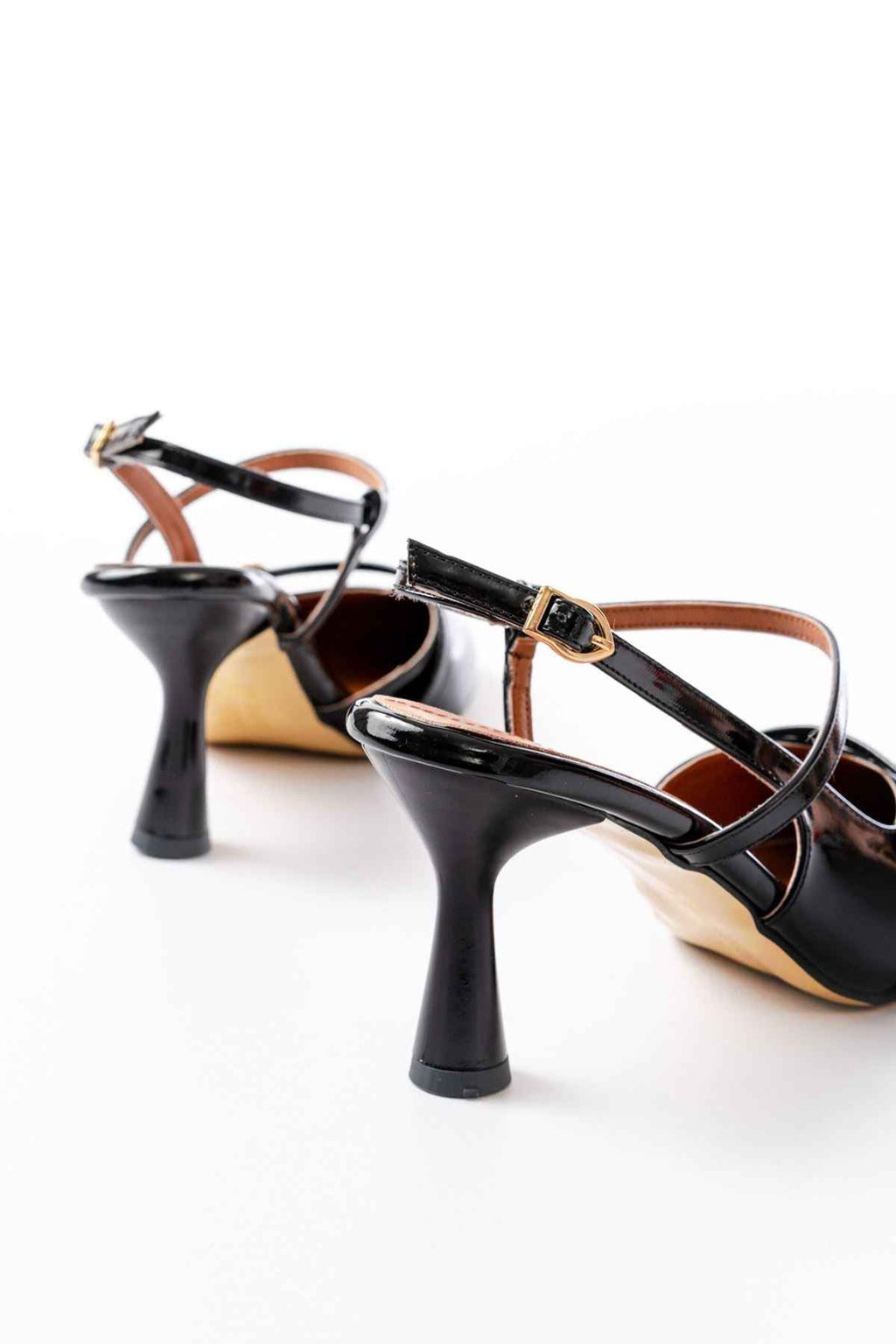 Ayakkabı Aşkı K-6722 Siyah Rugan Toka Detaylı Sivri Burun Kadın Ayakkabı