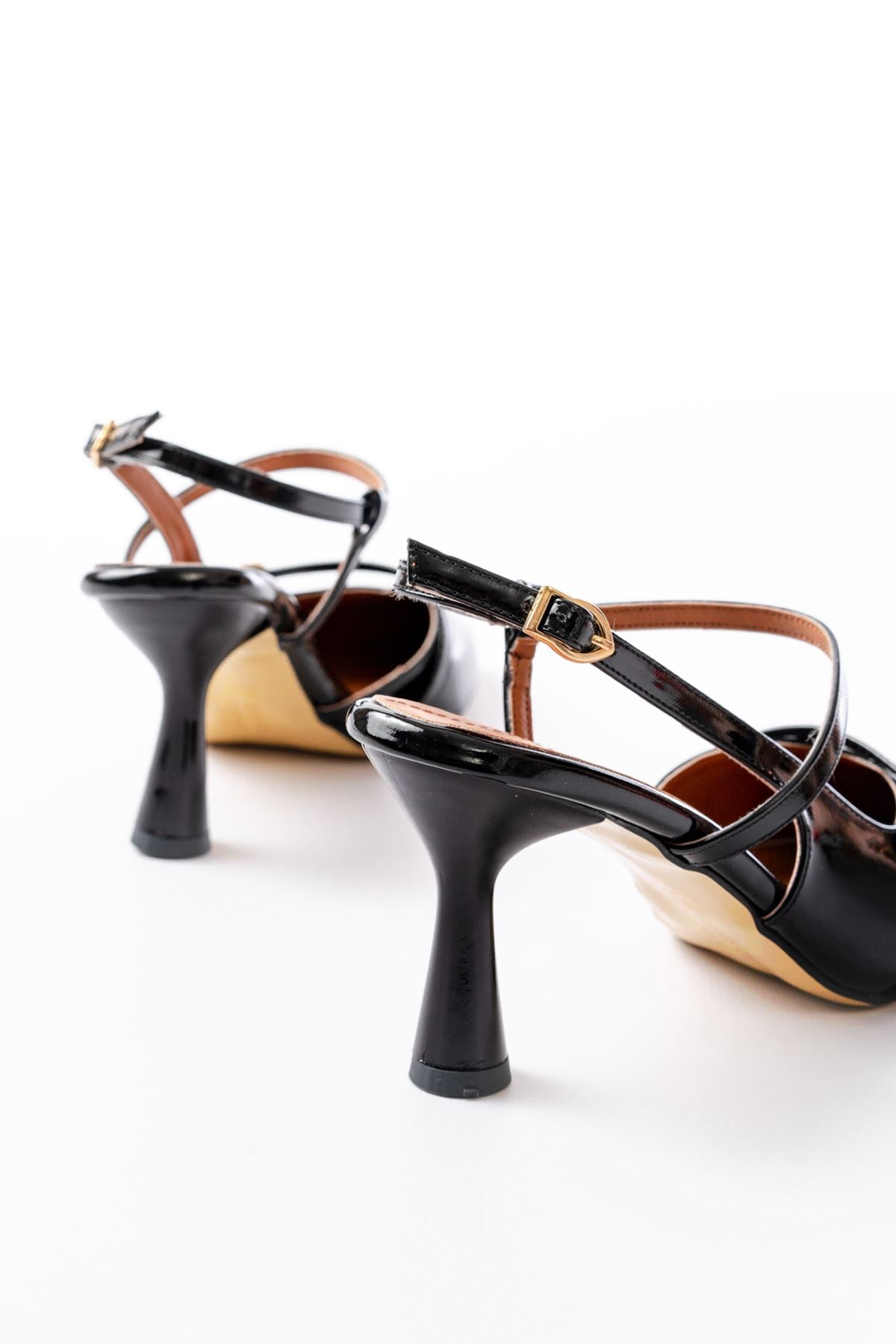 Ayakkabı Aşkı Siyah Rugan Toka Detaylı Sivri Burun Kadın Ayakkabı