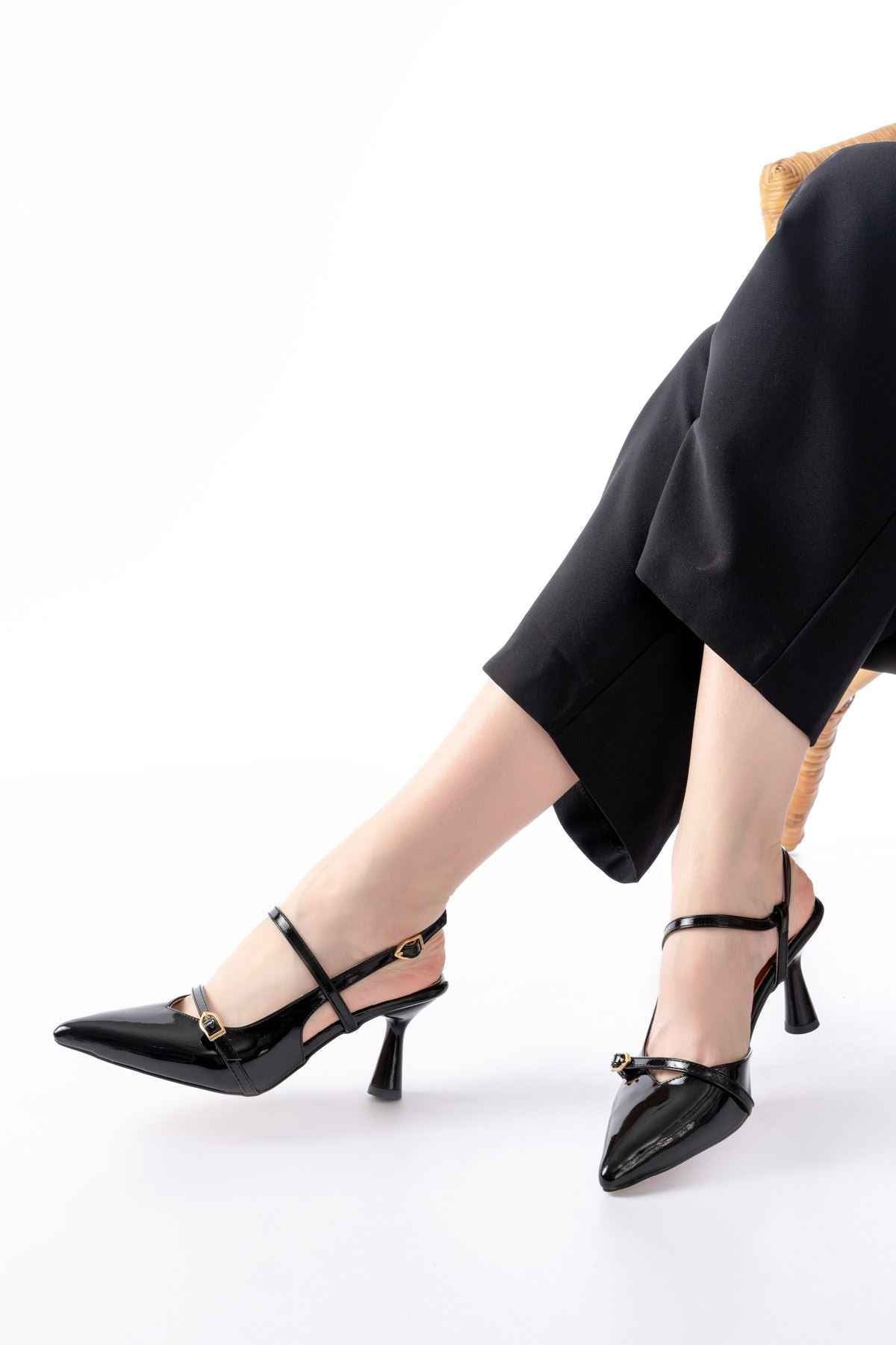 Ayakkabı Aşkı K-6722 Siyah Rugan Toka Detaylı Sivri Burun Kadın Ayakkabı