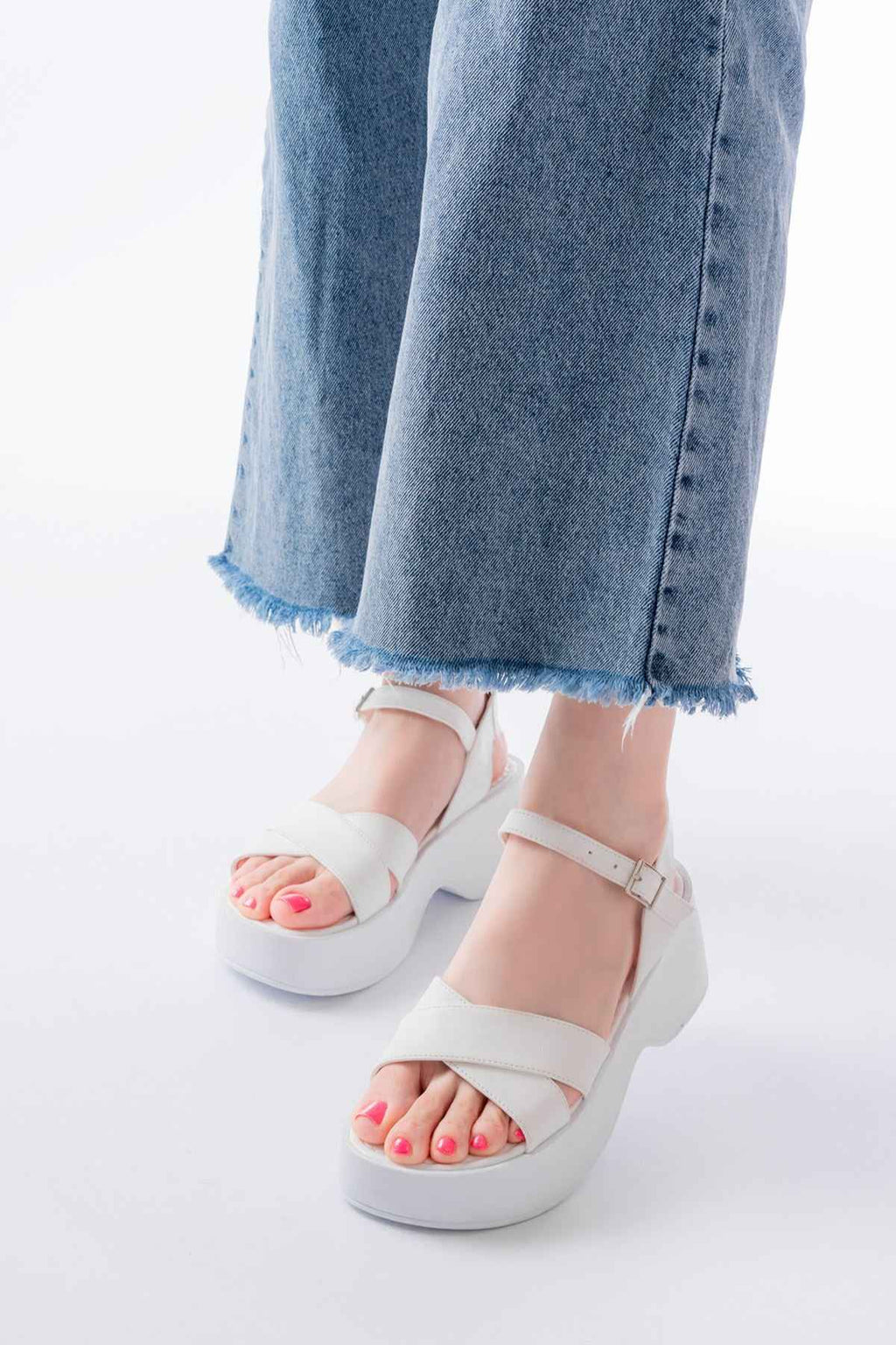 Ayakkabı Aşkı 24414-1005 Beyaz Günlük Çapraz Dolgu Topuk Kadın Sandalet
