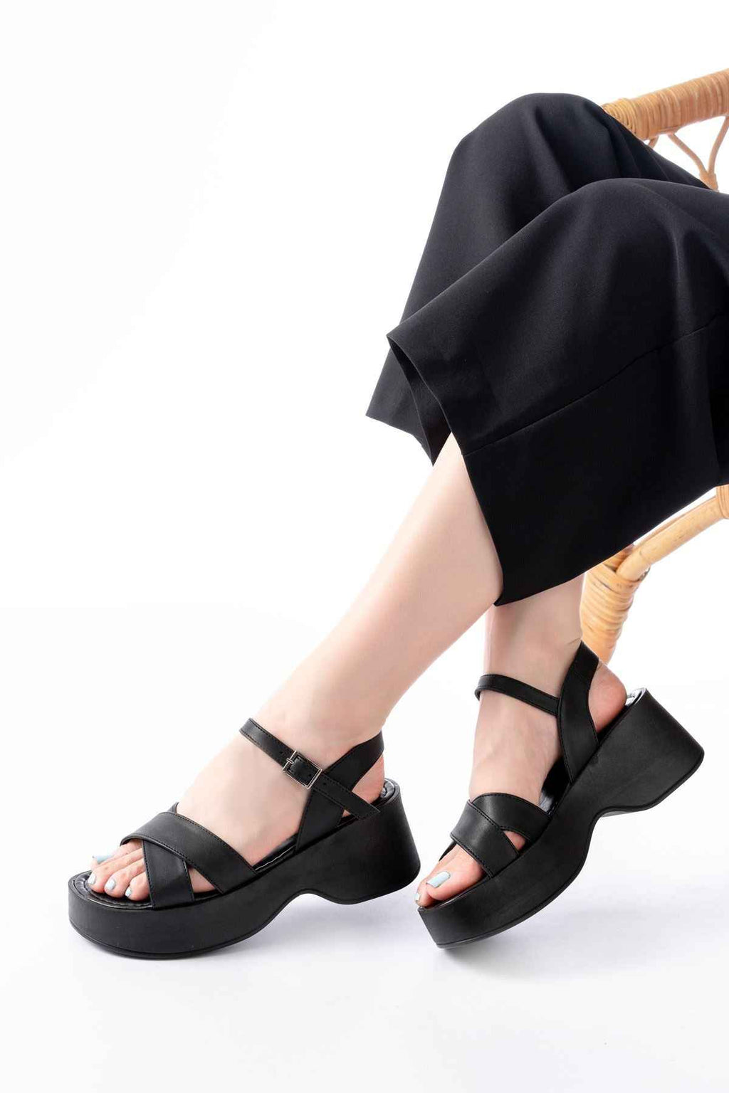 Ayakkabı Aşkı 24414-1005 Siyah Günlük Çapraz Dolgu Topuk Kadın Sandalet