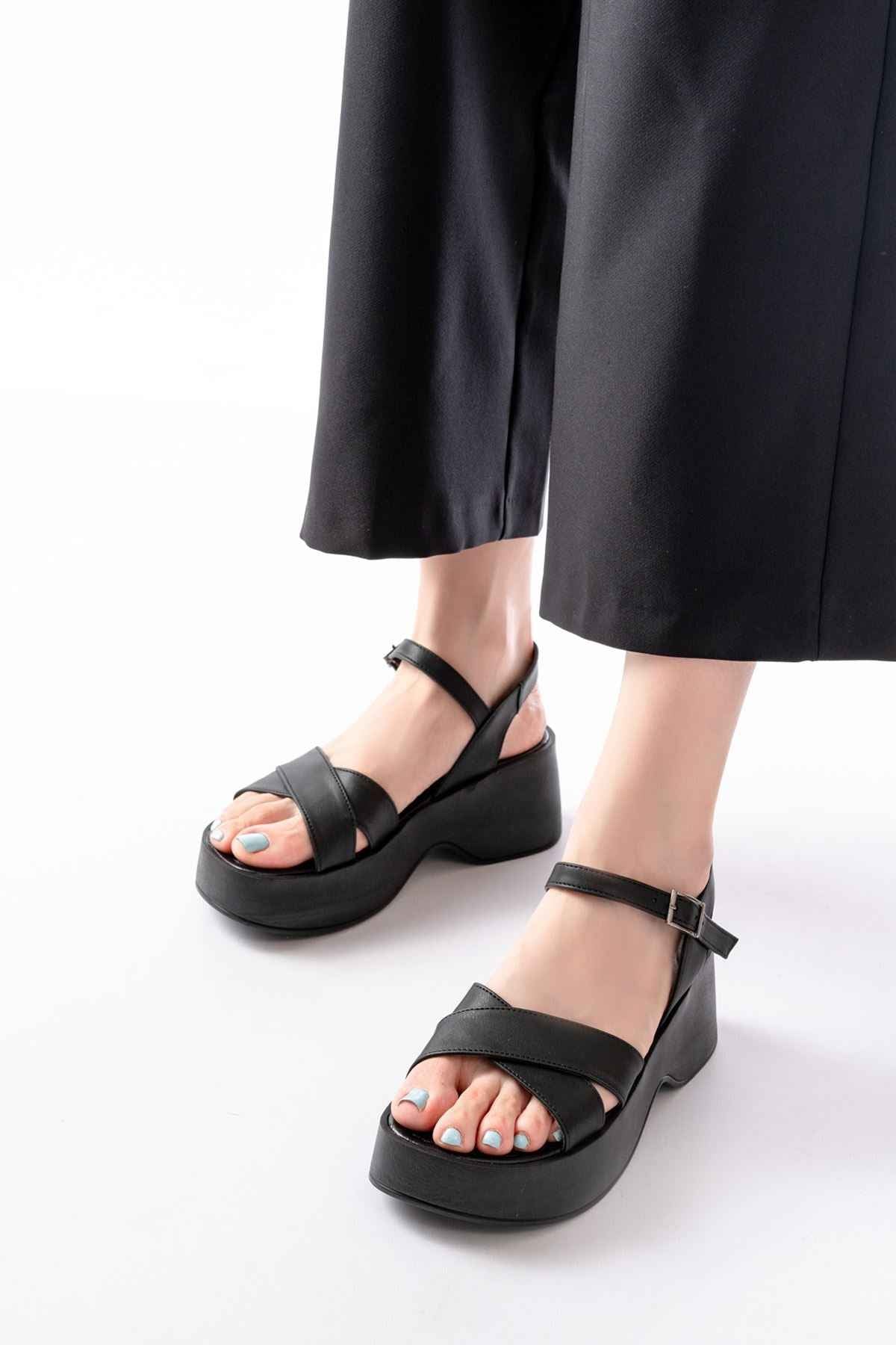 Ayakkabı Aşkı 24414-1005 Siyah Günlük Çapraz Dolgu Topuk Kadın Sandalet