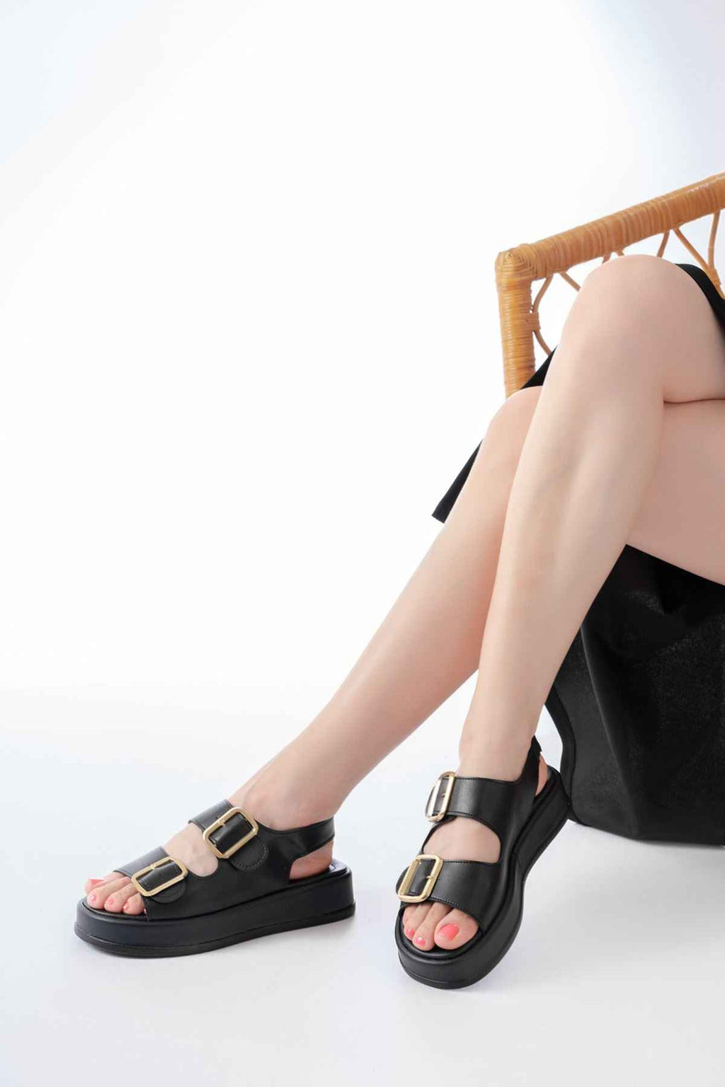 Ayakkabı Aşkı 1187 Siyah Dolgu Topuk Lastik Baretli  Kadın Sandalet