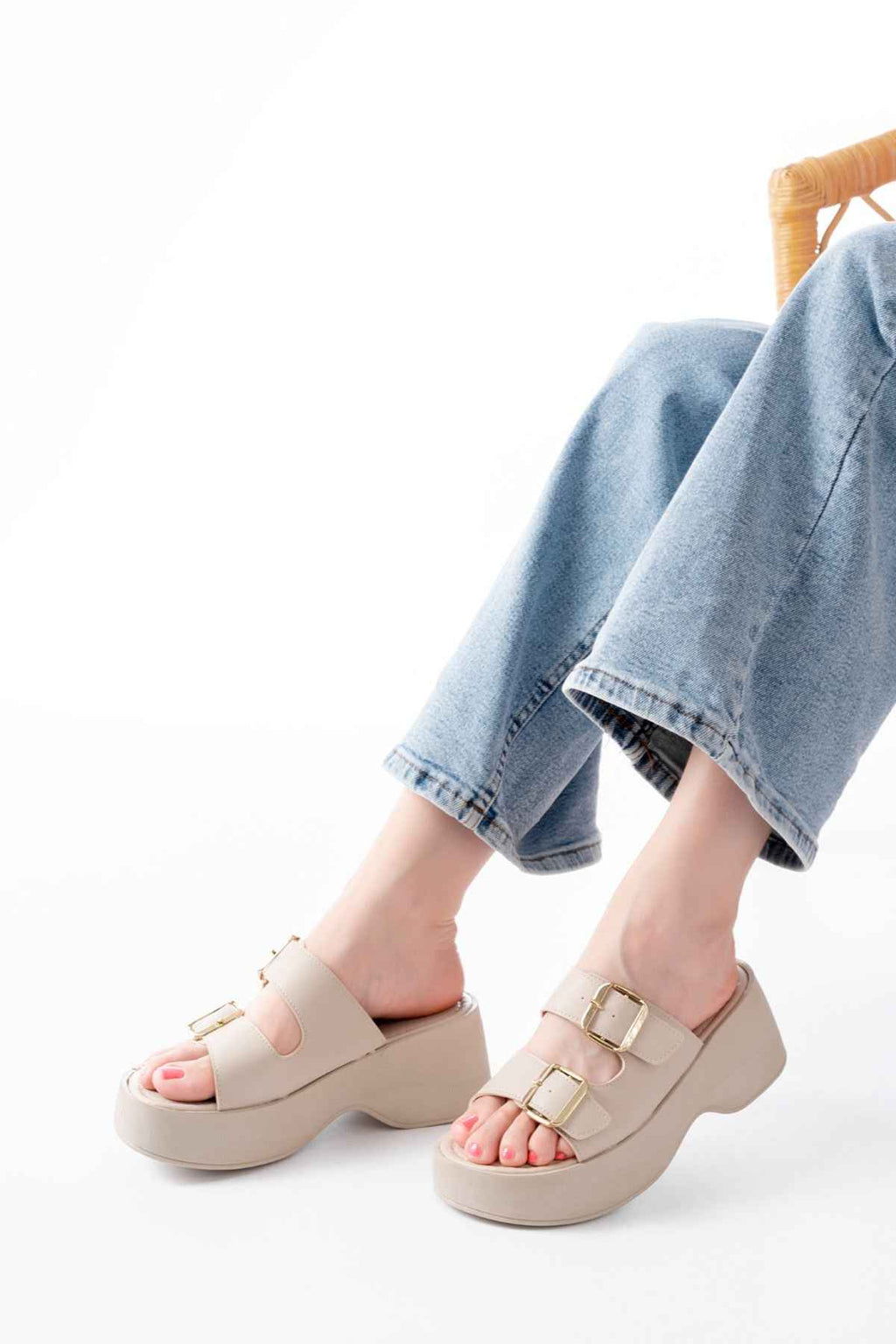 Ayakkabı Aşkı 24414-574 Bej Günlük Tokalı Dolgu Topuk Kadın Terlik