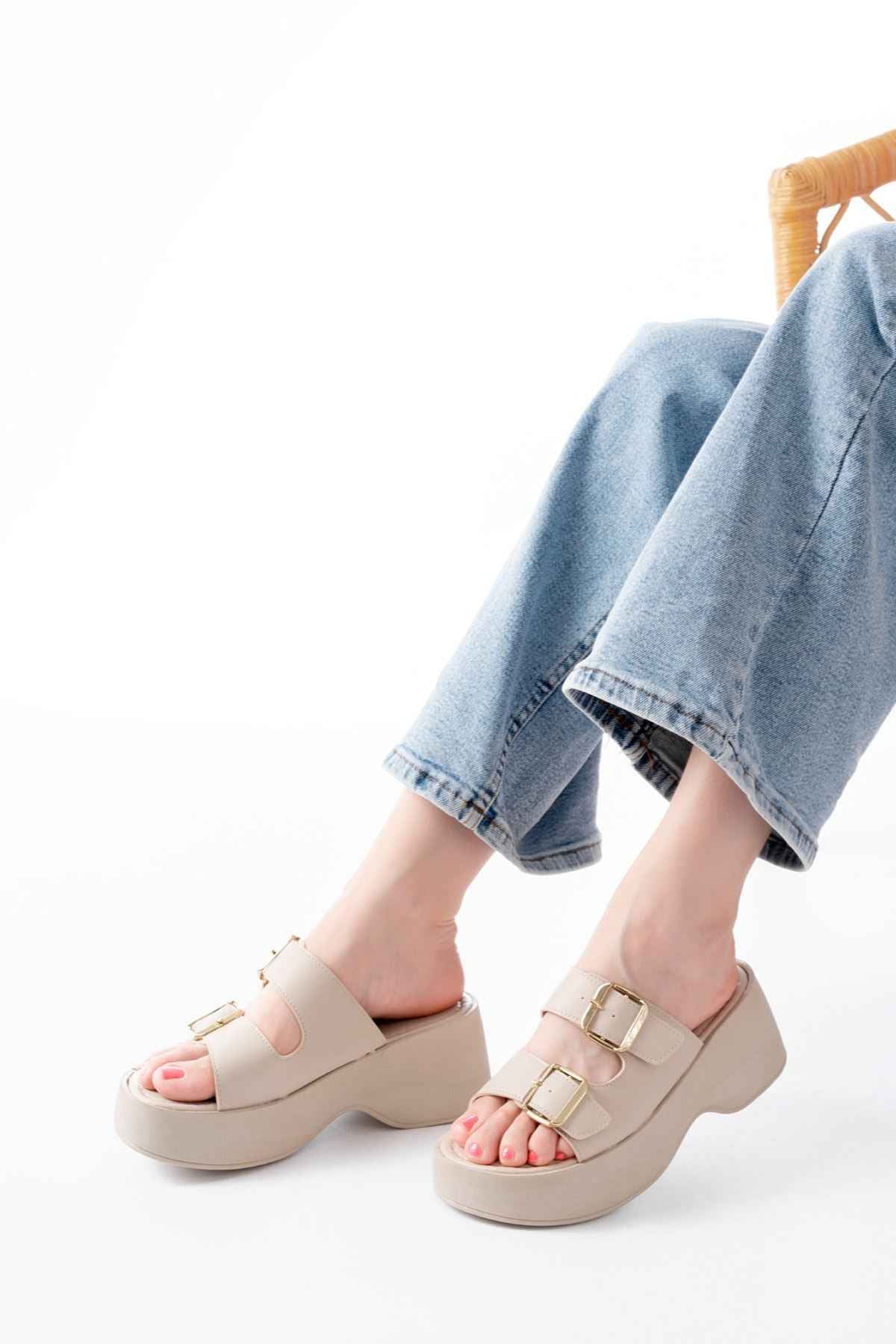 Ayakkabı Aşkı 24414-574 Bej Günlük Tokalı Dolgu Topuk Kadın Terlik