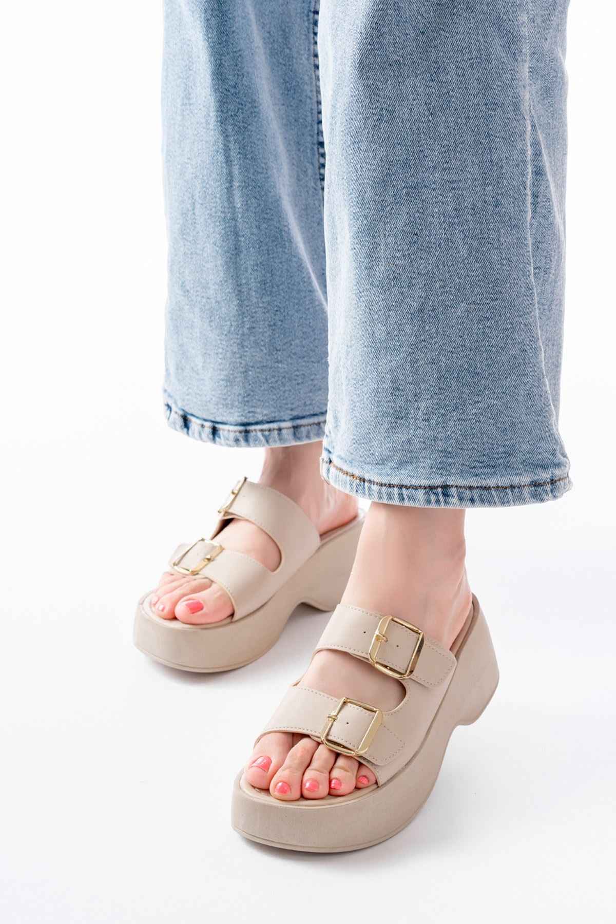 Ayakkabı Aşkı 24414-574 Bej Günlük Tokalı Dolgu Topuk Kadın Terlik