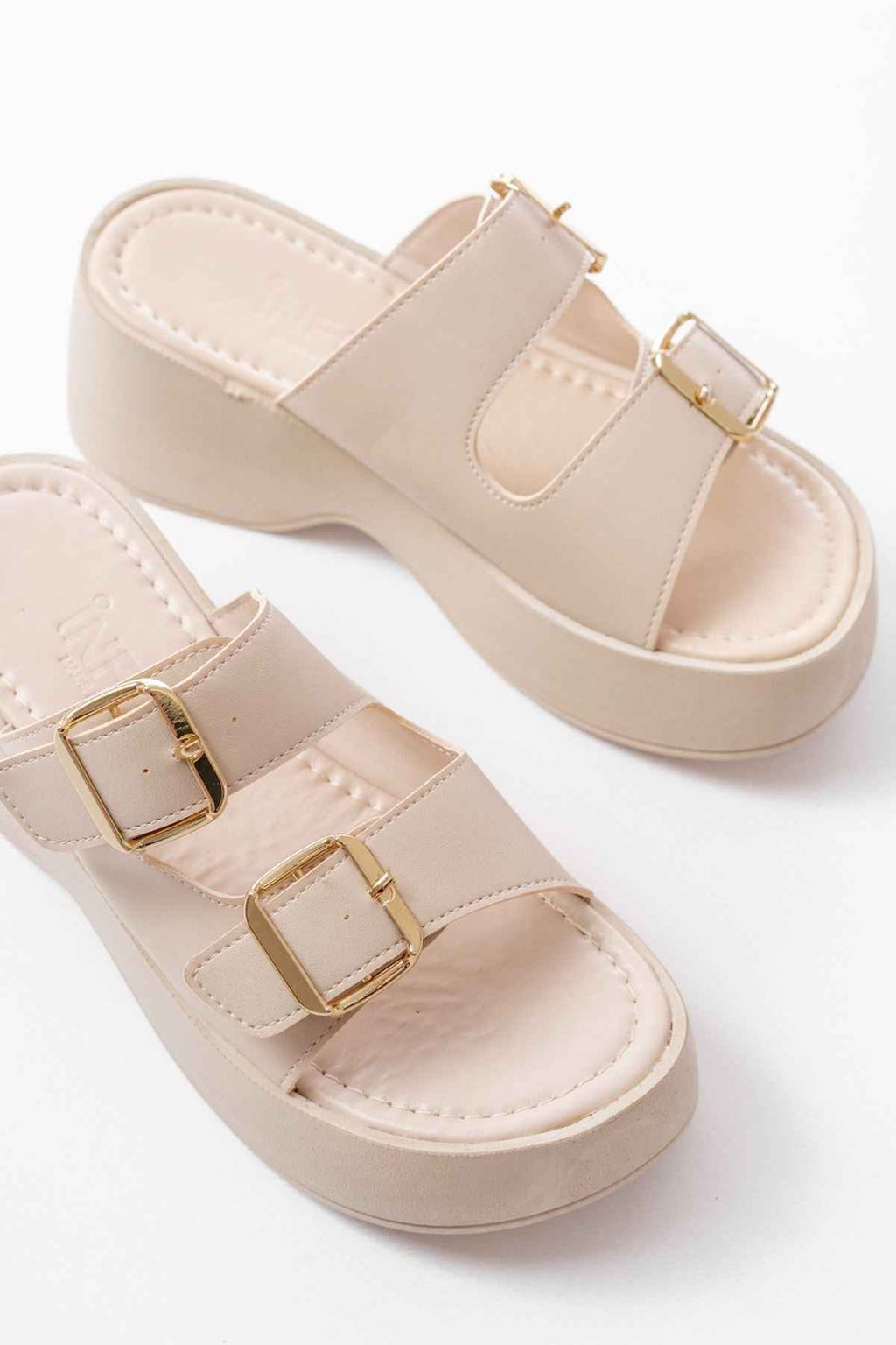 Ayakkabı Aşkı 24414-574 Bej Günlük Tokalı Dolgu Topuk Kadın Terlik