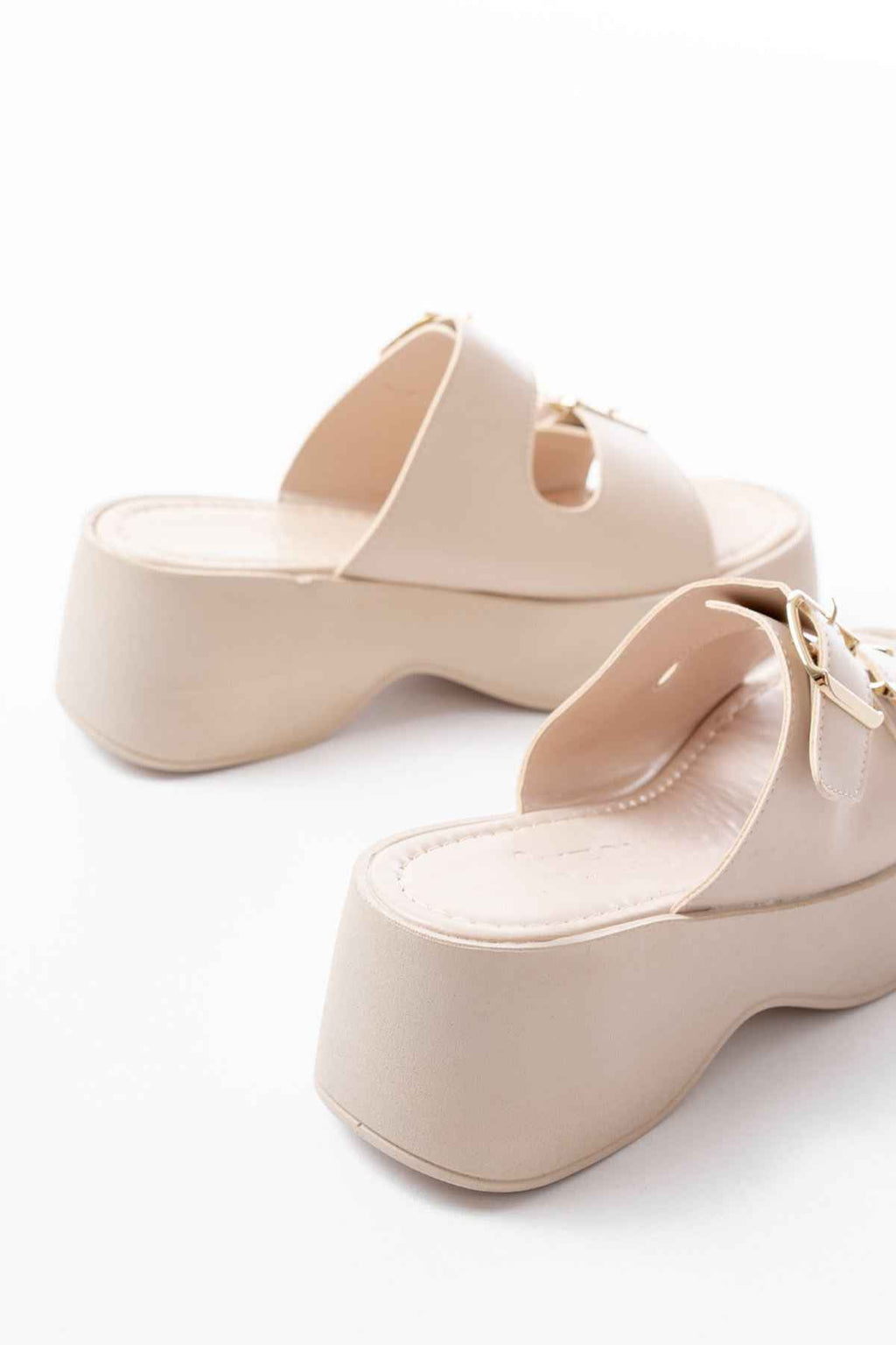 Ayakkabı Aşkı 24414-574 Bej Günlük Tokalı Dolgu Topuk Kadın Terlik