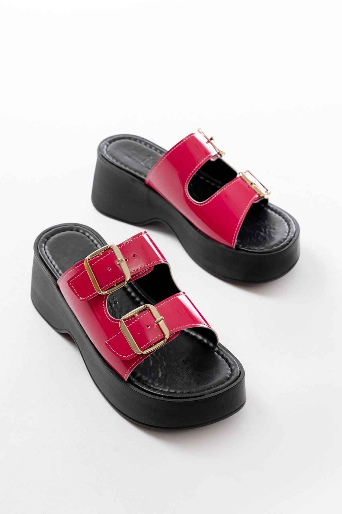 Ayakkabı Aşkı 24414-574 Fuşya Rugan Günlük Tokalı Dolgu Topuk Kadın Terlik