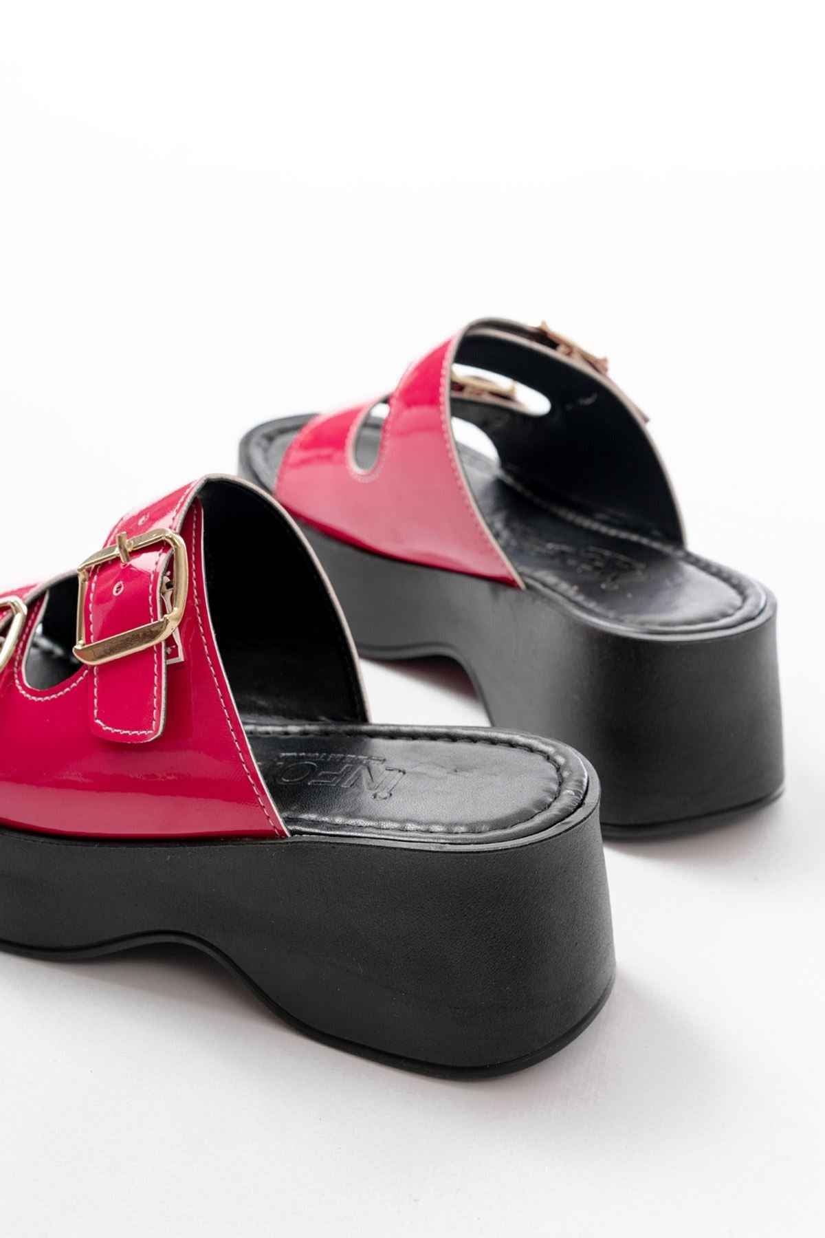 Ayakkabı Aşkı 24414-574 Fuşya Rugan Günlük Tokalı Dolgu Topuk Kadın Terlik